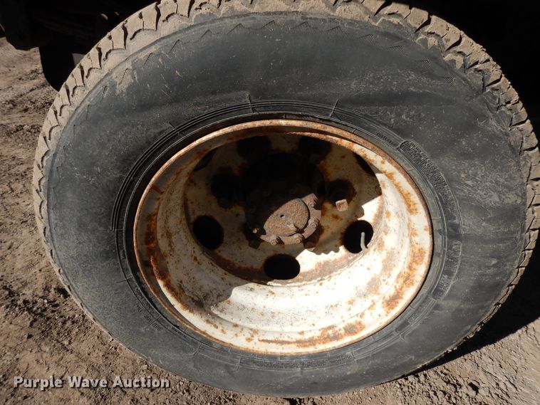 image for item DF6661 2007 Isuzu NPR flatbed truck