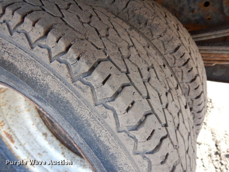 image for item DF6661 2007 Isuzu NPR flatbed truck