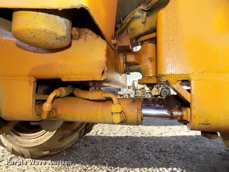 image for item DG2541 1987 Case Maxi Sneaker Series B vibratory cable plow