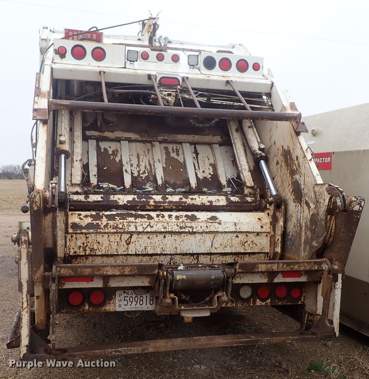 image for item DG3017 2005 Freightliner Business Class M2 refuse truck