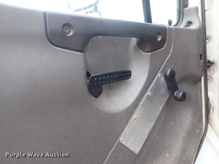 image for item DG3017 2005 Freightliner Business Class M2 refuse truck