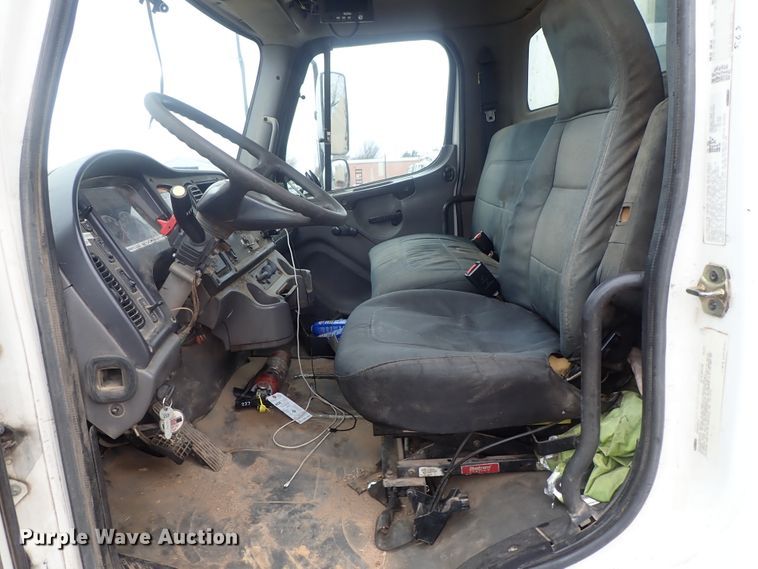 image for item DG3017 2005 Freightliner Business Class M2 refuse truck