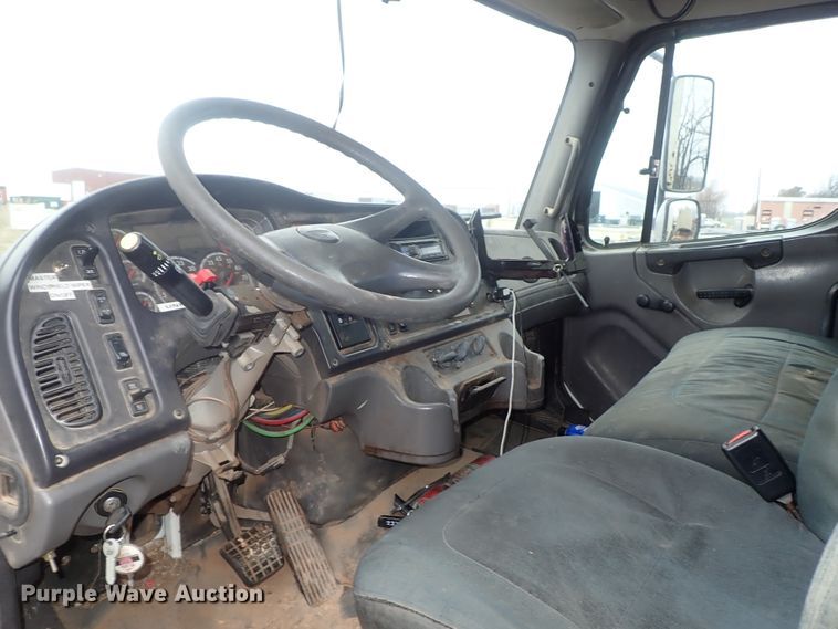 image for item DG3017 2005 Freightliner Business Class M2 refuse truck