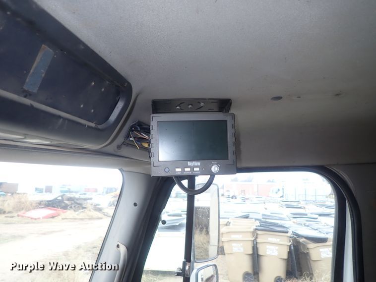 image for item DG3017 2005 Freightliner Business Class M2 refuse truck