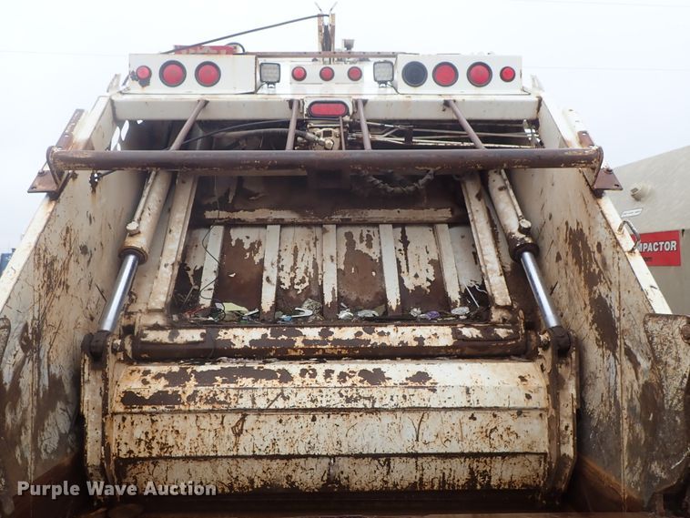 image for item DG3017 2005 Freightliner Business Class M2 refuse truck