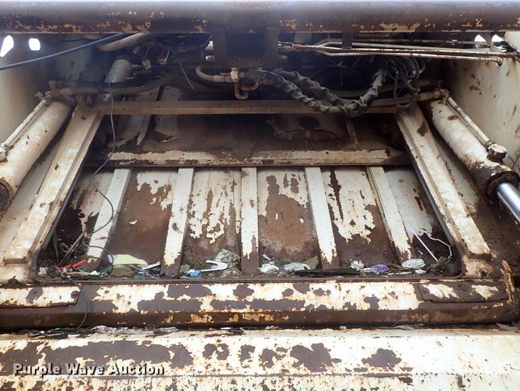 image for item DG3017 2005 Freightliner Business Class M2 refuse truck