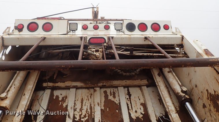 image for item DG3017 2005 Freightliner Business Class M2 refuse truck