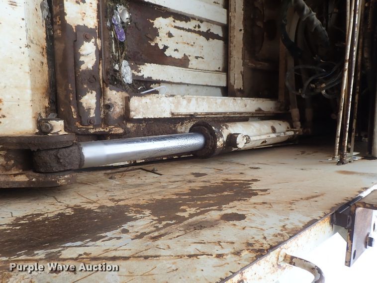 image for item DG3017 2005 Freightliner Business Class M2 refuse truck