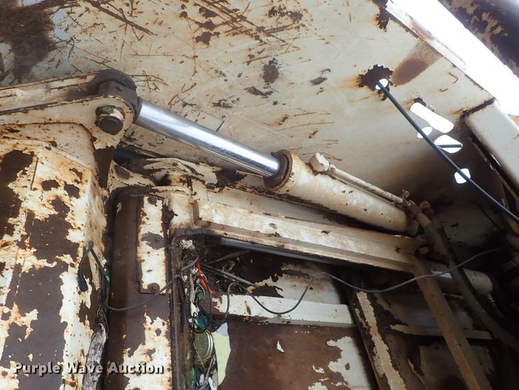 image for item DG3017 2005 Freightliner Business Class M2 refuse truck