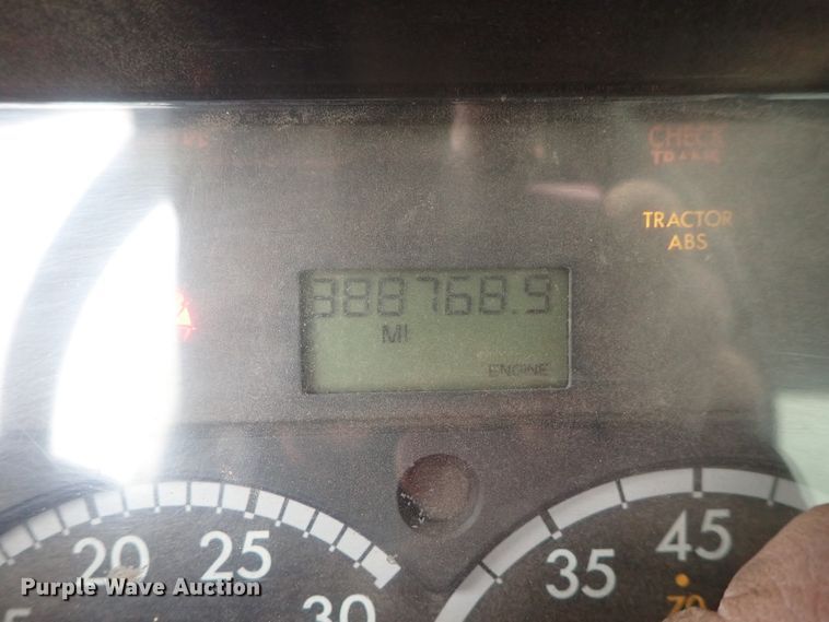 image for item DG3017 2005 Freightliner Business Class M2 refuse truck