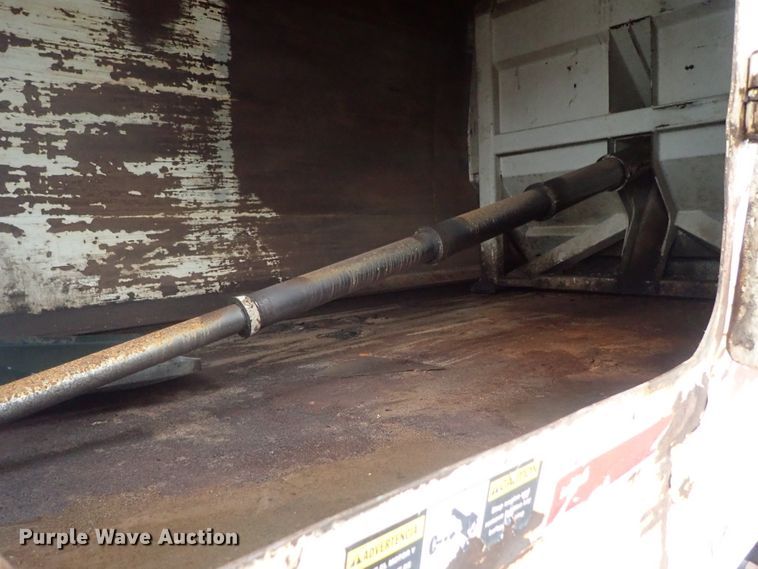 image for item DG3017 2005 Freightliner Business Class M2 refuse truck