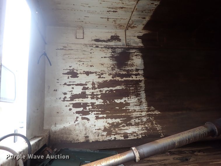 image for item DG3017 2005 Freightliner Business Class M2 refuse truck