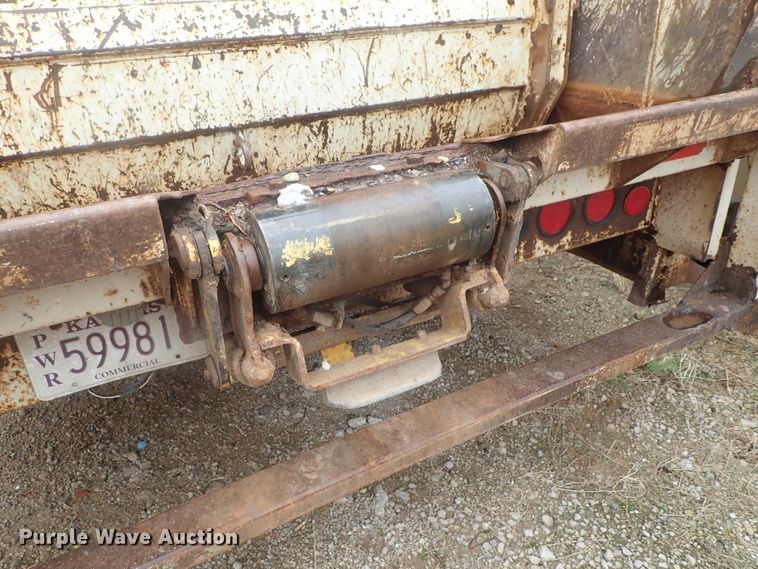 image for item DG3017 2005 Freightliner Business Class M2 refuse truck