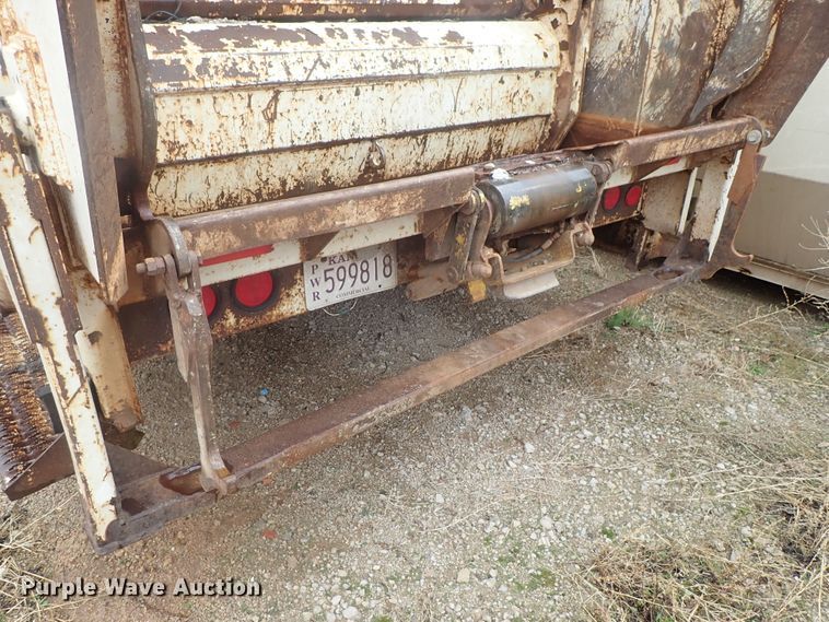 image for item DG3017 2005 Freightliner Business Class M2 refuse truck