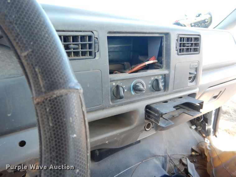 image for item DG5932 2000 Ford F450 pickup truck cab and chassis