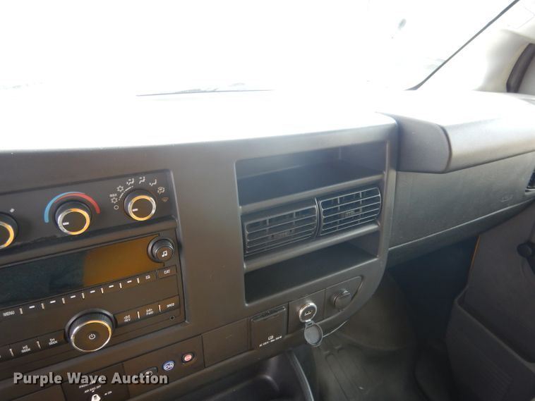 image for item DG5941 2016 GMC Savana box truck