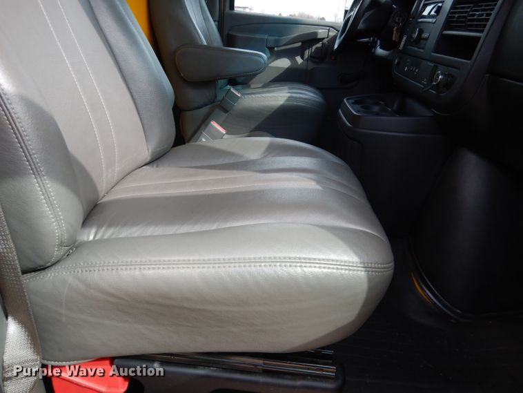 image for item DG5941 2016 GMC Savana box truck