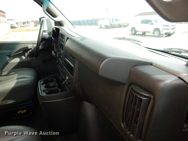 image for item DG5941 2016 GMC Savana box truck