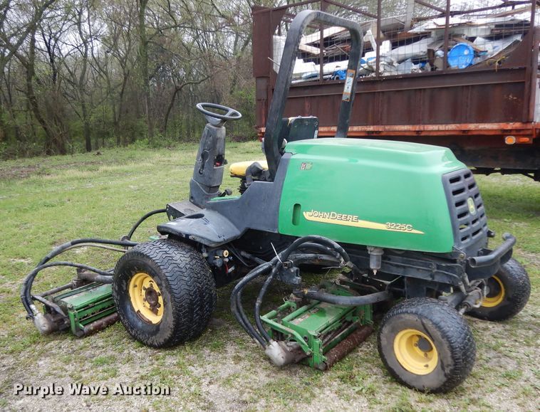 image for item DG6750 John Deere 3225C gang mower