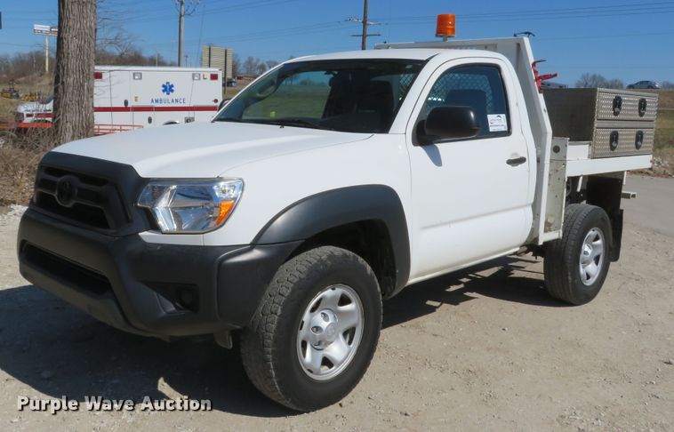 image for item DI2095 2014 Toyota Tacoma  flatbed pickup truck