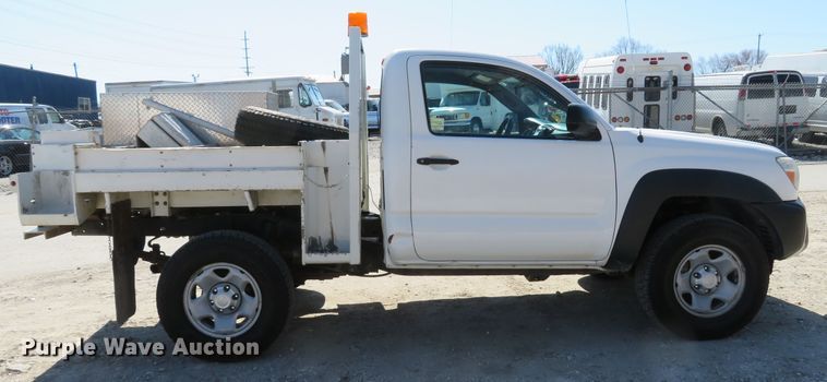 image for item DI2095 2014 Toyota Tacoma  flatbed pickup truck