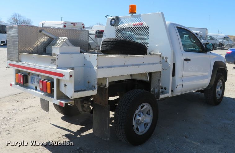 image for item DI2095 2014 Toyota Tacoma  flatbed pickup truck