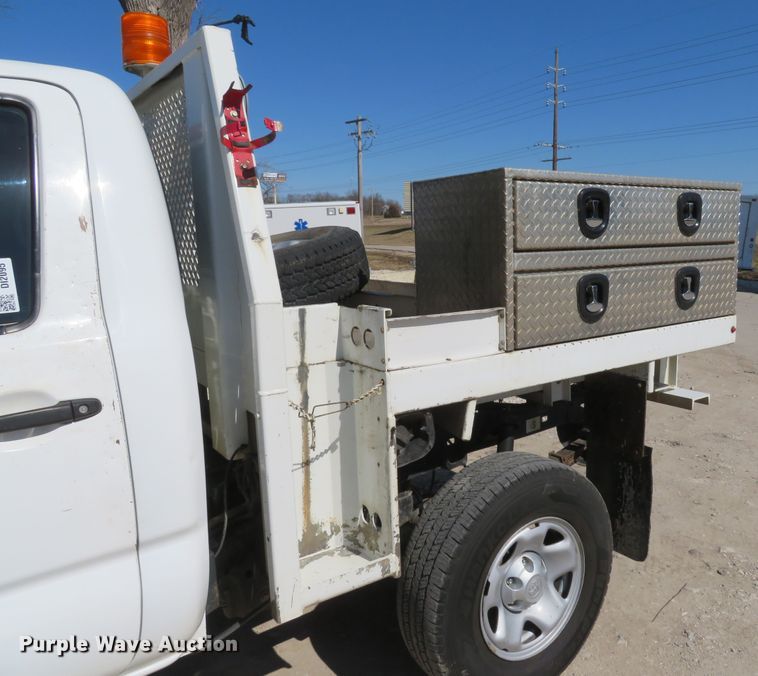 image for item DI2095 2014 Toyota Tacoma  flatbed pickup truck