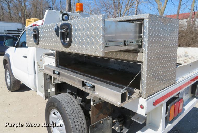 image for item DI2095 2014 Toyota Tacoma  flatbed pickup truck