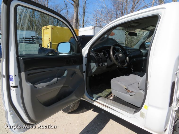 image for item DI2095 2014 Toyota Tacoma  flatbed pickup truck