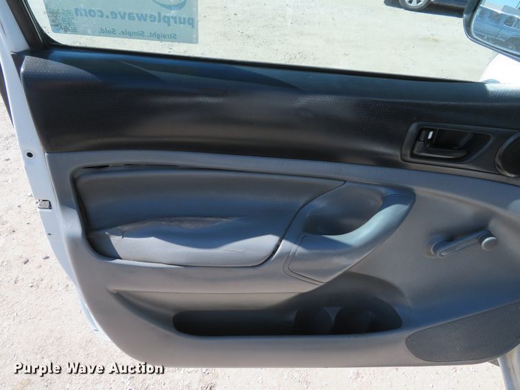 image for item DI2095 2014 Toyota Tacoma  flatbed pickup truck