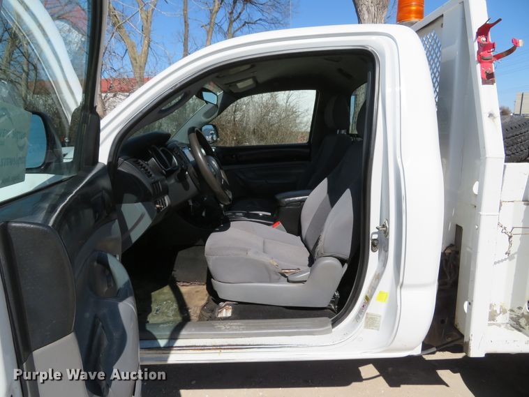 image for item DI2095 2014 Toyota Tacoma  flatbed pickup truck