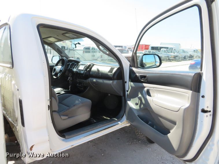 image for item DI2095 2014 Toyota Tacoma  flatbed pickup truck