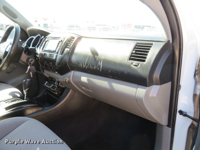 image for item DI2095 2014 Toyota Tacoma  flatbed pickup truck