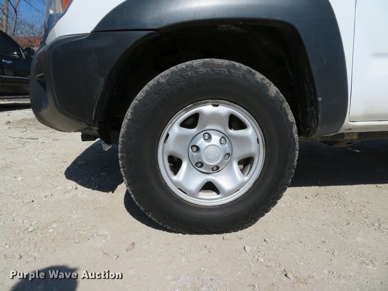 image for item DI2095 2014 Toyota Tacoma  flatbed pickup truck