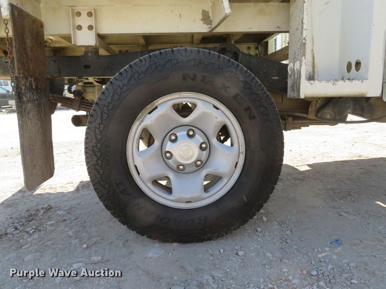 image for item DI2095 2014 Toyota Tacoma  flatbed pickup truck