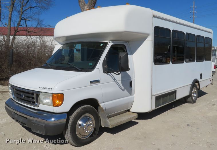 image for item DI2097 2006 Ford E450 Super Duty shuttle bus