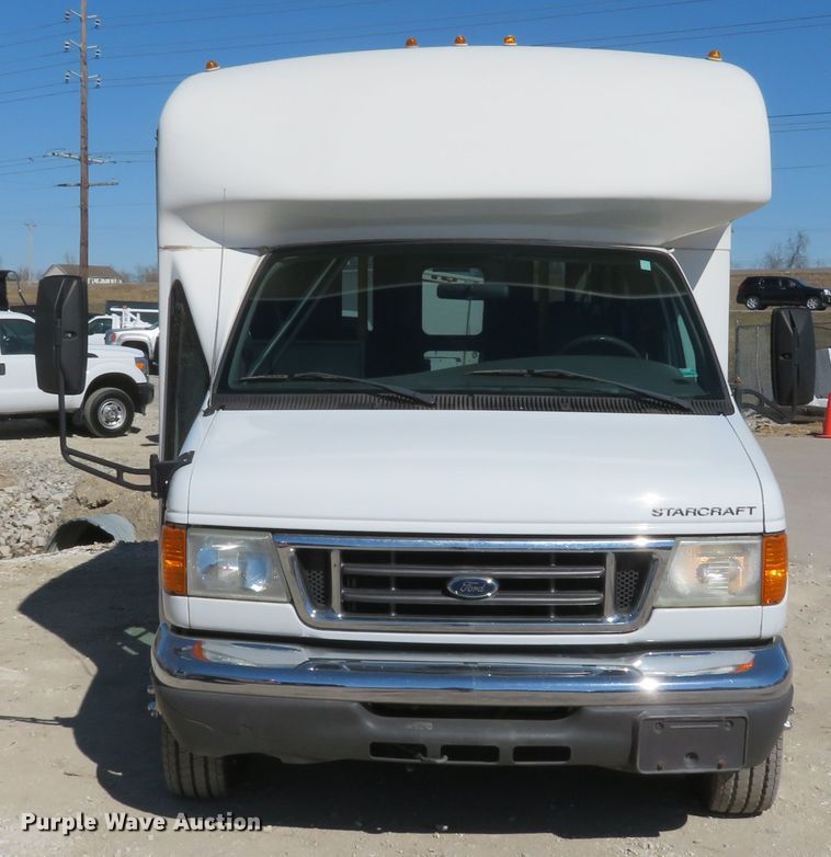 image for item DI2097 2006 Ford E450 Super Duty shuttle bus