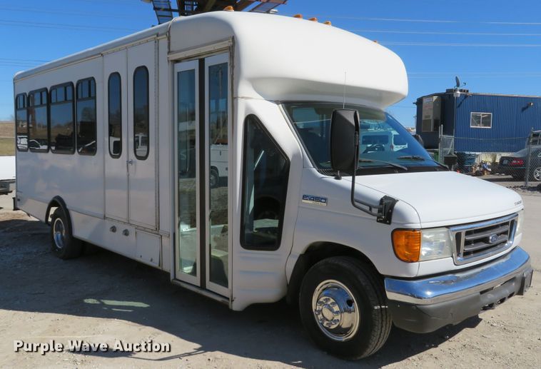 image for item DI2097 2006 Ford E450 Super Duty shuttle bus