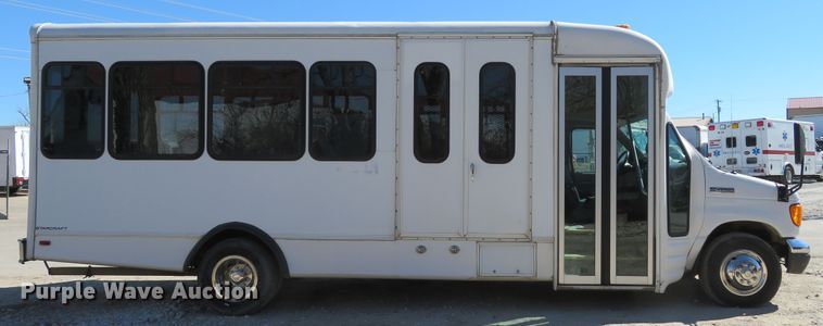 image for item DI2097 2006 Ford E450 Super Duty shuttle bus