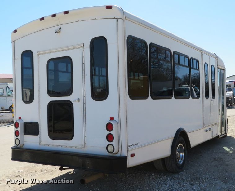 image for item DI2097 2006 Ford E450 Super Duty shuttle bus