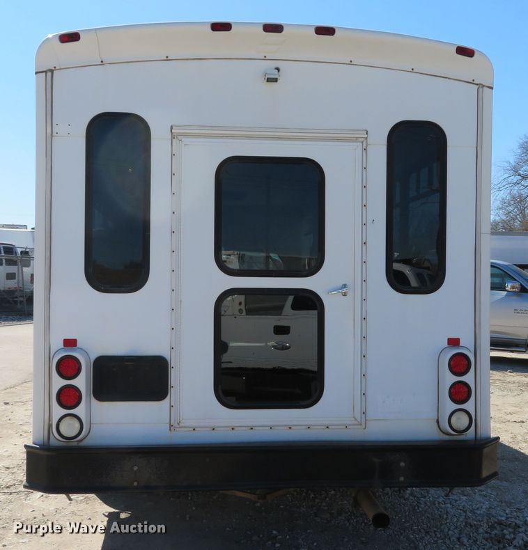 image for item DI2097 2006 Ford E450 Super Duty shuttle bus