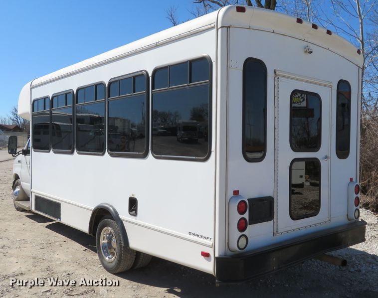 image for item DI2097 2006 Ford E450 Super Duty shuttle bus