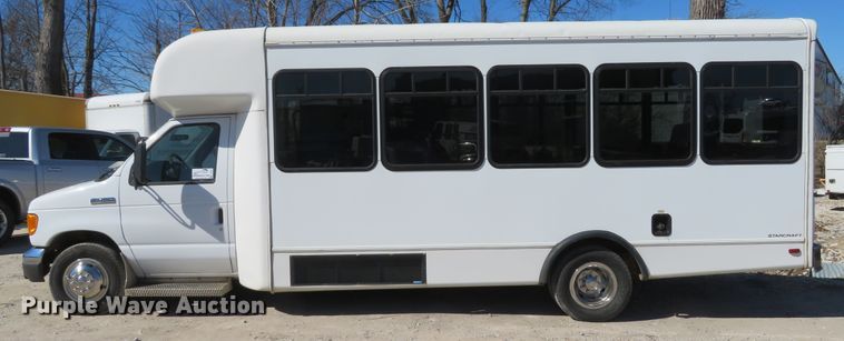 image for item DI2097 2006 Ford E450 Super Duty shuttle bus