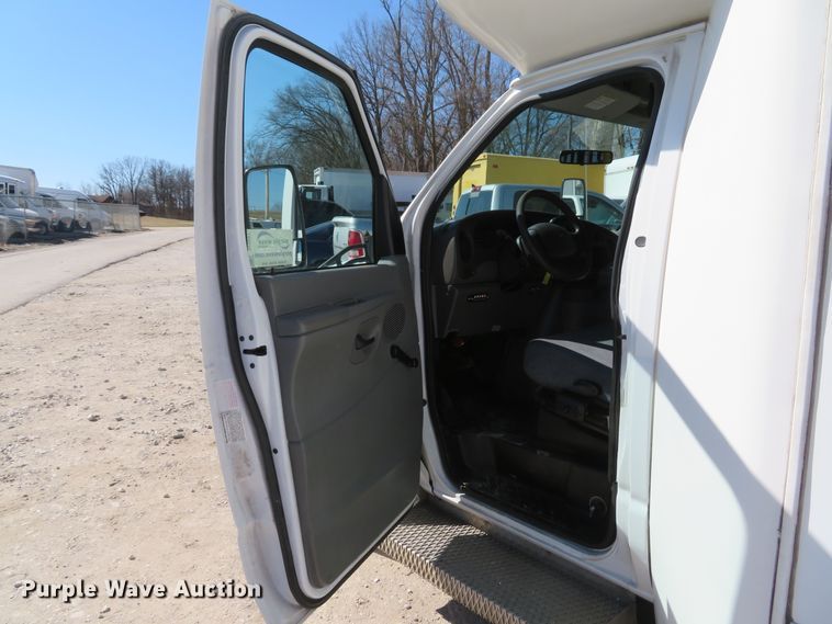 image for item DI2097 2006 Ford E450 Super Duty shuttle bus