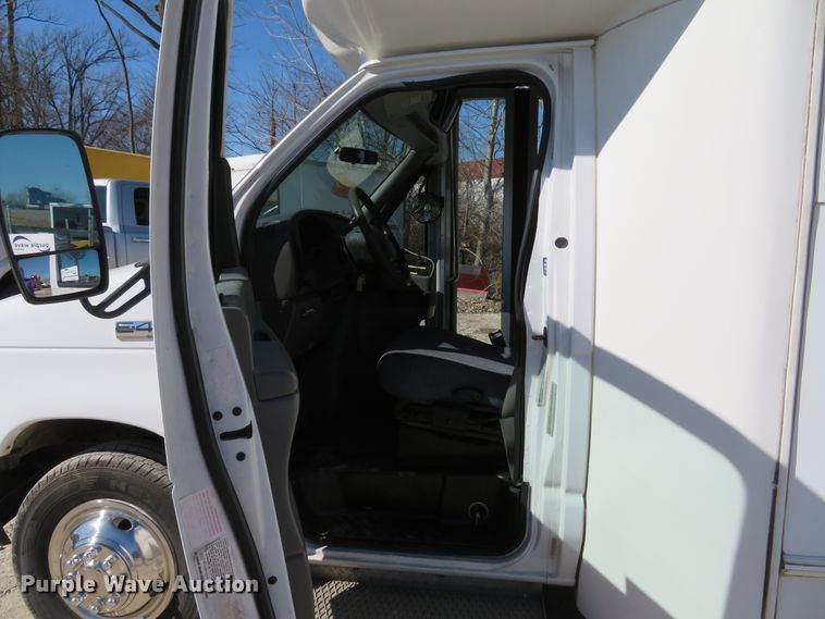 image for item DI2097 2006 Ford E450 Super Duty shuttle bus