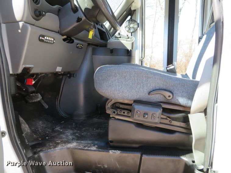 image for item DI2097 2006 Ford E450 Super Duty shuttle bus