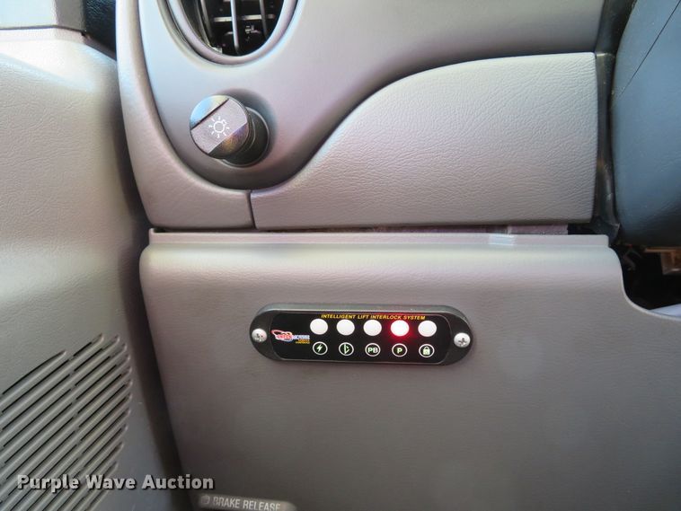 image for item DI2097 2006 Ford E450 Super Duty shuttle bus