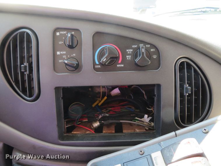 image for item DI2097 2006 Ford E450 Super Duty shuttle bus