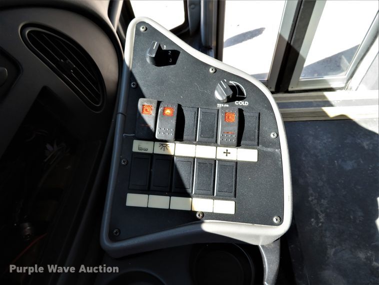 image for item DI2097 2006 Ford E450 Super Duty shuttle bus