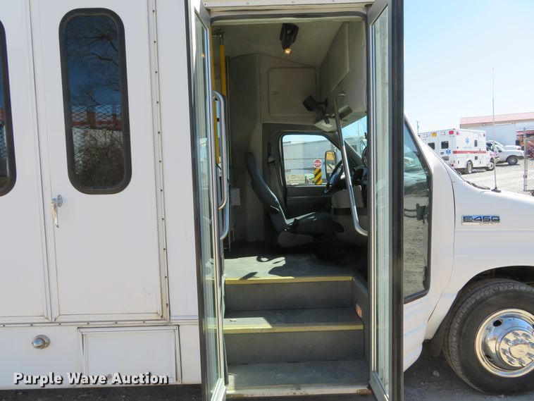 image for item DI2097 2006 Ford E450 Super Duty shuttle bus